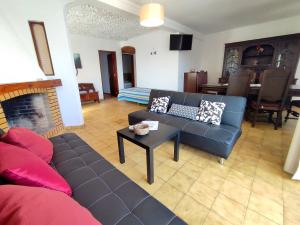sala de estar con sofá y mesa en Apartamento V2 Pedro - By Bedzy, en Albufeira