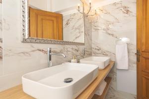 Un baño con un lavabo blanco y un espejo. en Casa di Flora Luxurious Apartment in Rhodes, en Rodas 22 fotos más