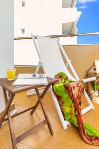 una mesa con un ordenador portátil encima en Casa di Flora Luxurious Apartment in Rhodes, en Rodas