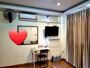 Zimmer mit rotem Herz an der Wand in der Unterkunft T2B Hostel in Chiang Mai