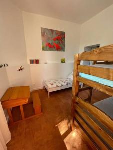 Zimmer mit einem Etagenbett, einem Schreibtisch und einem Etagenbett in der Unterkunft Le Clos des Erables in Dijon