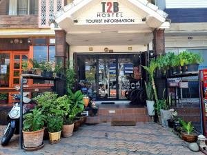 Eine Fassade oder ein Eingang zu T2B Hostel