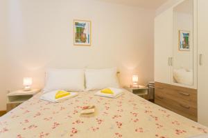 - une chambre avec un lit et 2 livres dans l'établissement Apartment Marina Obod, à Cavtat