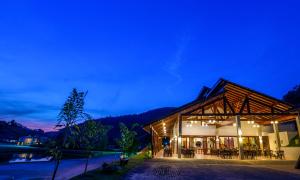 a building with a patio at night at Pousada Bela Aurora in Venda Nova do Imigrante