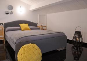 sypialnia z łóżkiem z żółtą poduszką w obiekcie The Court Suites & Spa w mieście Tarent
