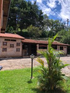 ein Haus mit Straßenlicht im Gras in der Unterkunft Pousada Recanto dos Pássaros in Cunha