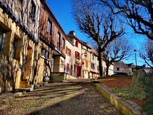a cobblestone street in a town with buildings at Printemps Quatre Saisons in Bergerac