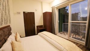 Postel nebo postele na pokoji v ubytování Hotel Le Halcyon Kasauli