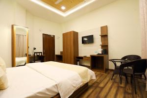 Postel nebo postele na pokoji v ubytování Hotel Le Halcyon Kasauli