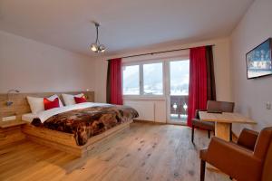 sypialnia z łóżkiem i dużym oknem w obiekcie Chalet Dorfkristall w mieście Bramberg am Wildkogel