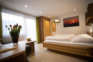 Postel nebo postele na pokoji v ubytování Hotel-Gasthof zum Bach
