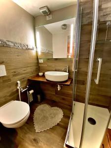 W łazience znajduje się toaleta, umywalka i prysznic. w obiekcie B&B La Presa w mieście Molino del Pallone
