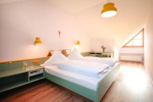Postel nebo postele na pokoji v ubytování Hotel-Gasthof zum Bach
