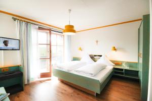 Postel nebo postele na pokoji v ubytování Hotel-Gasthof zum Bach
