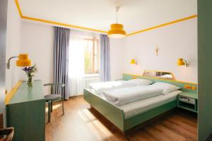 - une chambre avec 2 lits et un bureau dans l'établissement Hotel-Gasthof zum Bach, à Neukirchen beim Heiligen Blut