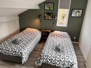 1 dormitorio con 2 camas en una habitación en Beach Life en De Cocksdorp