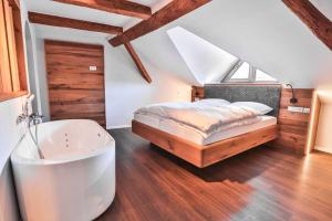 Postel nebo postele na pokoji v ubytování Hotel-Gasthof zum Bach