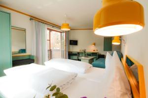 Postel nebo postele na pokoji v ubytování Hotel-Gasthof zum Bach