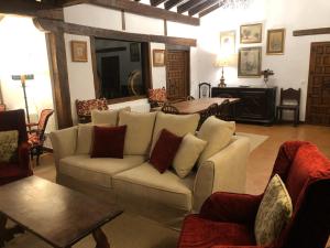 sala de estar con sofá y mesa en La Victoria - Mirador de Pedraza, en Pedraza-Segovia