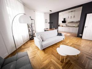 Una sala de estar con un sofá blanco y una mesa. en ✪ FirstClass-Apartment in Leipzig-Gohlis ✪, en Leipzig 28 fotos más