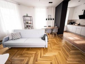un soggiorno con divano bianco e pavimento in legno di ✪ FirstClass-Apartment in Leipzig-Gohlis ✪ a Lipsia