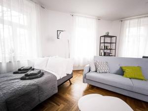 sala de estar con sofá, sofá y ventanas en ✪ FirstClass-Apartment in Leipzig-Gohlis ✪, en Leipzig