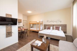 Postel nebo postele na pokoji v ubytování B&B Hotel Peter und Paul + 37 fotografií
