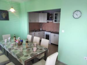 Kuchyň nebo kuchyňský kout v ubytování Large Apartment Duje
