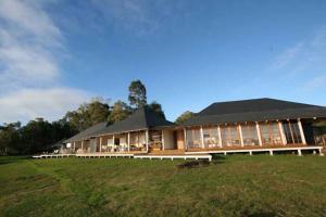 un gran edificio en una colina con un campo en Altiplanico Rapa Nui, en Hanga Roa