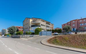 una calle vacía con un edificio al lado de una carretera en Apartment MIA, en Tar