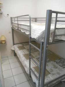 ル・バルカレスにあるLydia Playaの小さな部屋の二段ベッド2台(階段付)