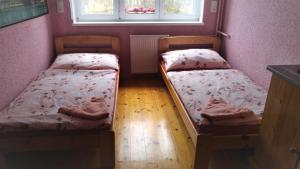 Llit o llits en una habitació de Penzion Apartmány Bečov