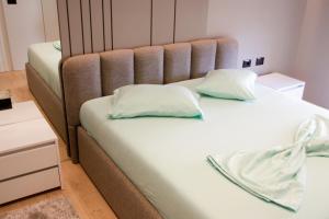 Ένα ή περισσότερα κρεβάτια σε δωμάτιο στο Roza's Apartment Tirana Center