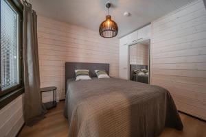 a bedroom with a bed and a pendant light at Levillas Sointuilevi 6A41 in Levi