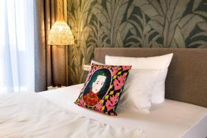 1 dormitorio con cama con almohada y pared en Hotel Das Regensburg en Regensburg