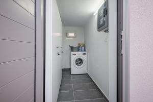 - un couloir avec un lave-linge dans la chambre dans l'établissement Casa Rafaela 201, à Prévéza