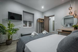 - une chambre avec un grand lit et 2 serviettes dans l'établissement Casa Rafaela 201, à Prévéza