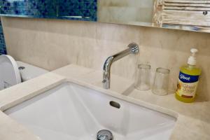 Ein Badezimmer in der Unterkunft Ocean Star Apartment Sanur