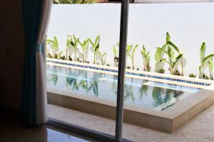 Der Swimmingpool an oder in der Nähe von Ocean Star Apartment Sanur