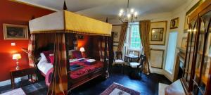 una camera con letto a baldacchino di West Wing Lickleyhead Castle a Auchleven