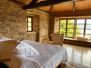 Tempat tidur dalam kamar di Casa rural Castro de Frádigas, con vistas al mar en Pantín