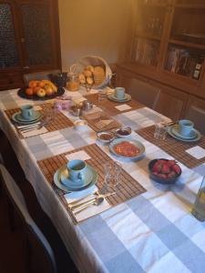 una mesa con platos y tazones de comida. en Casa La Nuez, en Almedinilla