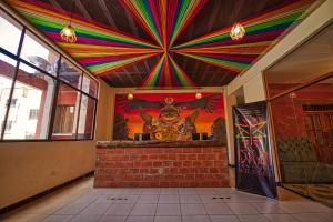 Cette chambre est dotée d'un plafond coloré et d'une fresque murale. dans l'établissement ISKAY BOUTIQUE HOSTEL, à La Paz