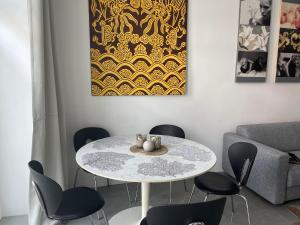 comedor con mesa blanca y sillas en Luxury 60m2 Appartement in Wilhelmstadt Berlin, en Berlín