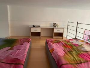 1 dormitorio con cama y escritorio. en Luxury 60m2 Appartement in Wilhelmstadt Berlin en Berlín