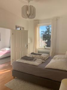 une chambre avec deux lits et une fenêtre dans l'établissement Citynahes Apartment für die ganze Familie oder Gruppen in ruhiger Lage, à Fribourg-en-Brisgau