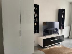 En tv och/eller ett underhållningssystem på Luxury 60m2 Appartement in Wilhelmstadt Berlin