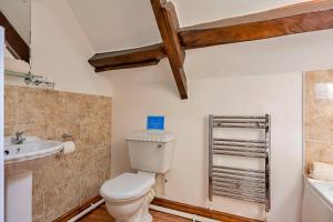 Et badeværelse på Finest Retreats - Fives Court Cottage + 16 billeder