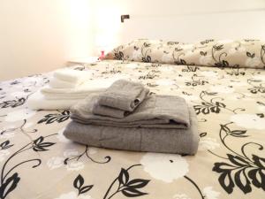 Una cama con una toalla encima. en Casa Costa Serena en Génova
