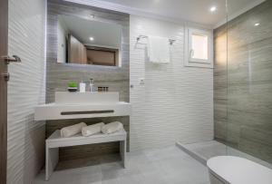 ein Badezimmer mit einem weißen Waschbecken und einer Dusche in der Unterkunft Casa Rafaela 202 in Preveza